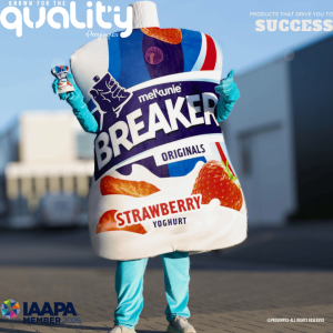 Progimpex produceert in 25 dagen een mascottepak voor Melkunie, Breaker. Pluche knuffels laten maken. Mascotte pakken laten maken